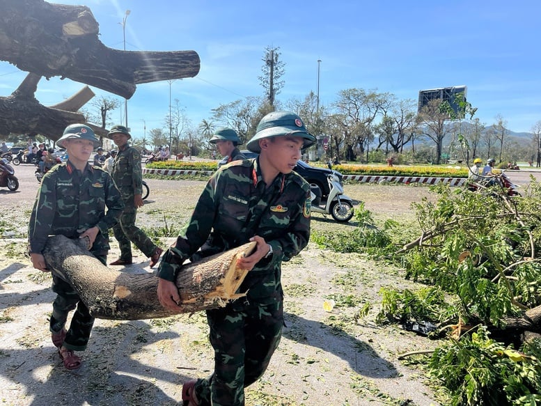 Militaire Regio 5 heeft mensen snel geholpen om de gevolgen van storm nr. 13 te boven te komen - Foto 3. Quân khu 5 nhanh chóng hỗ trợ người dân khắc phục hậu quả bão số 13- Ảnh 3.