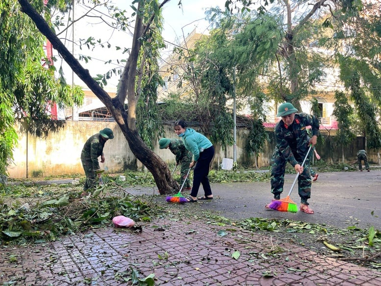 Militaire Regio 5 heeft de bevolking snel geholpen om de gevolgen van storm nr. 13 te boven te komen - Foto 4. Quân khu 5 nhanh chóng hỗ trợ người dân khắc phục hậu quả bão số 13- Ảnh 4.