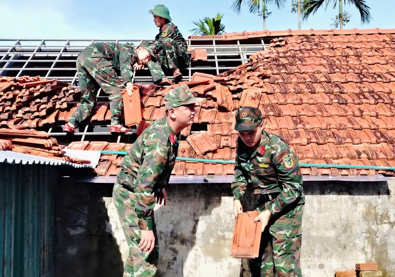 Militaire Regio 5 heeft de bevolking snel geholpen om de gevolgen van storm nr. 13 te boven te komen - Foto 5. Quân khu 5 nhanh chóng hỗ trợ người dân khắc phục hậu quả bão số 13- Ảnh 5.