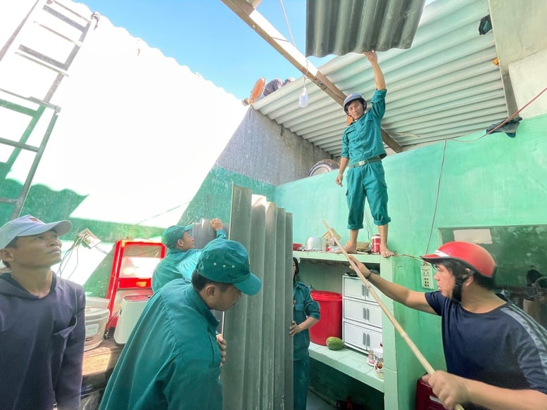 Militaire Regio 5 heeft mensen snel geholpen om de gevolgen van storm nr. 13 te boven te komen - Foto 6. Quân khu 5 nhanh chóng hỗ trợ người dân khắc phục hậu quả bão số 13- Ảnh 6.