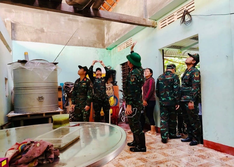 Militaire Regio 5 heeft de bevolking snel geholpen om de gevolgen van storm nr. 13 te boven te komen - Foto 7. Quân khu 5 nhanh chóng hỗ trợ người dân khắc phục hậu quả bão số 13- Ảnh 7.