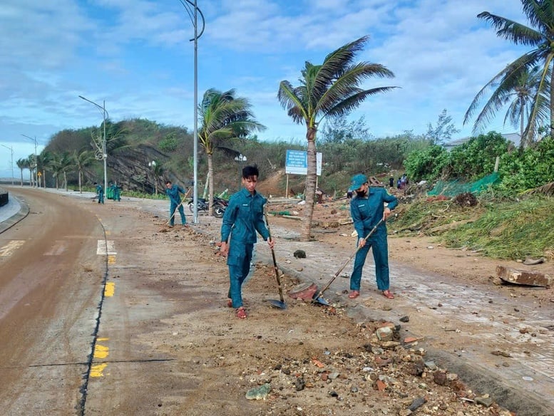 Militaire Regio 5 heeft de bevolking snel geholpen om de gevolgen van storm nr. 13 te boven te komen - Foto 9. Quân khu 5 nhanh chóng hỗ trợ người dân khắc phục hậu quả bão số 13- Ảnh 9.