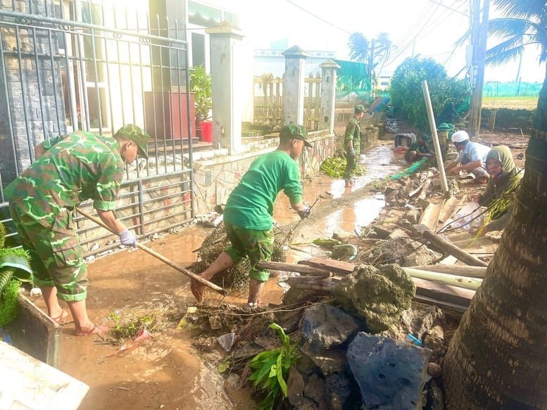 Militaire Regio 5 heeft de bevolking snel geholpen om de gevolgen van storm nr. 13 te boven te komen - Foto 10. Quân khu 5 nhanh chóng hỗ trợ người dân khắc phục hậu quả bão số 13- Ảnh 10.