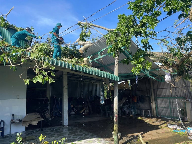 Militaire Regio 5 heeft mensen snel geholpen om de gevolgen van storm nr. 13 te boven te komen - Foto 11. Quân khu 5 nhanh chóng hỗ trợ người dân khắc phục hậu quả bão số 13- Ảnh 11.