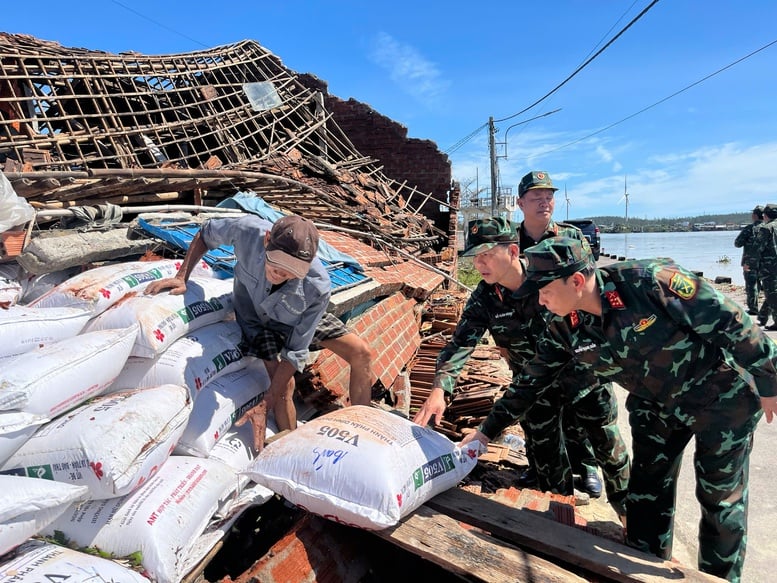 Militaire Regio 5 heeft de bevolking snel geholpen om de gevolgen van storm nr. 13 te boven te komen - Foto 12. Quân khu 5 nhanh chóng hỗ trợ người dân khắc phục hậu quả bão số 13- Ảnh 12.