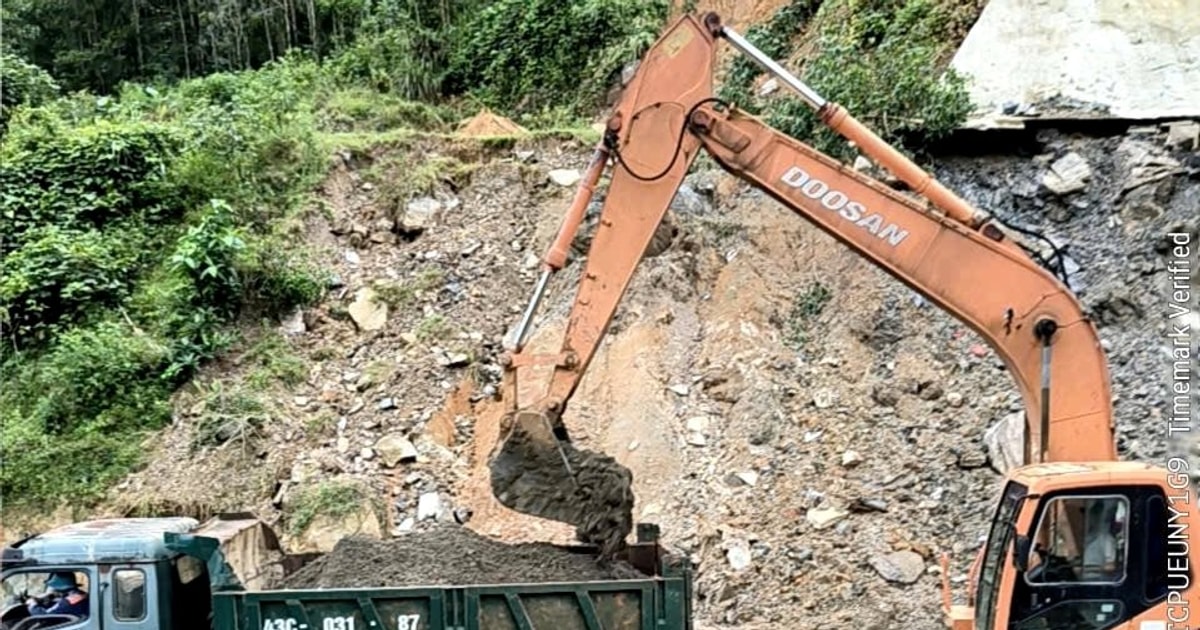 Nhiều vị trí đường bộ còn ách tắc do hậu quả mưa lũ