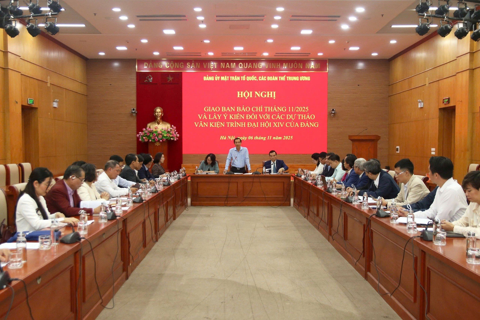 Пресс-конференция, организованная партийным комитетом Вьетнамского Отечественного Фронта и Центральными организациями в ноябре 2025 года. (Фото: Вьетнамская женская газета) Hội nghị giao ban báo chí tháng 11/2025 do Đảng ủy MTTQ, các đoàn thể Trung ương tổ chức. (Ảnh: Báo Phụ nữ Việt Nam)
