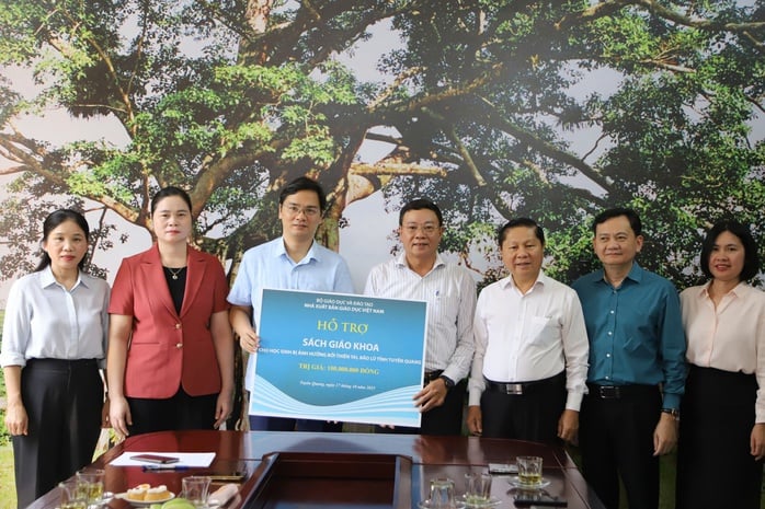 NXB Giáo dục Việt Nam đồng hành cùng học sinh và trường học vùng bão lũ - Ảnh 1.