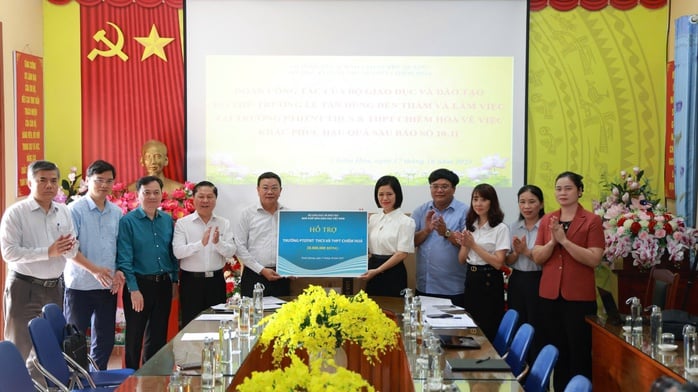 NXB Giáo dục Việt Nam đồng hành cùng học sinh và trường học vùng bão lũ - Ảnh 3.