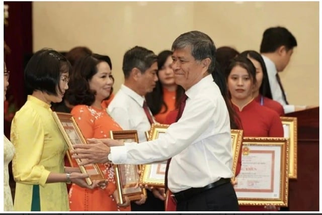 Was ist das Besondere an den 50 Lehrern, die dieses Jahr den Vo Truong Toan-Preis aus Ho-Chi-Minh-Stadt erhalten? - Foto 5. 50 nhà giáo nhận giải thưởng Võ Trường Toản của TP.HCM năm nay có gì đặc biệt?- Ảnh 5.