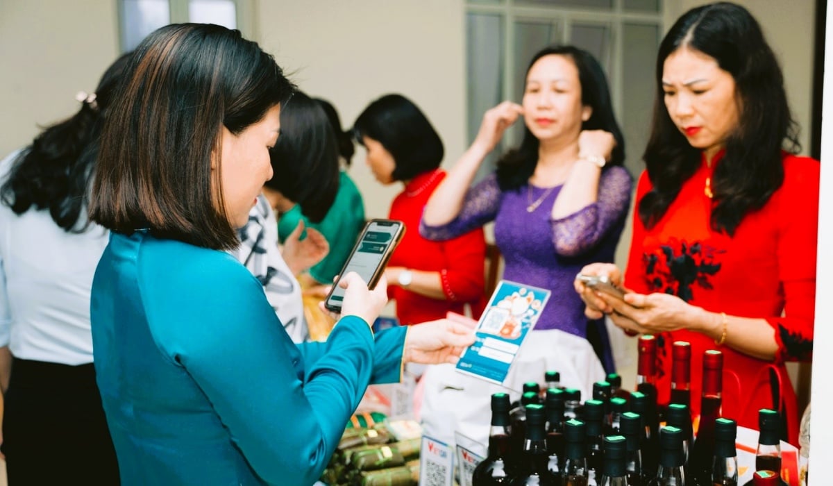 In Quang Tri wordt steeds vaker contantloos betaald. Thanh toán không dùng tiền mặt đã và đang lan tỏa mạnh mẽ tại Quảng Trị.