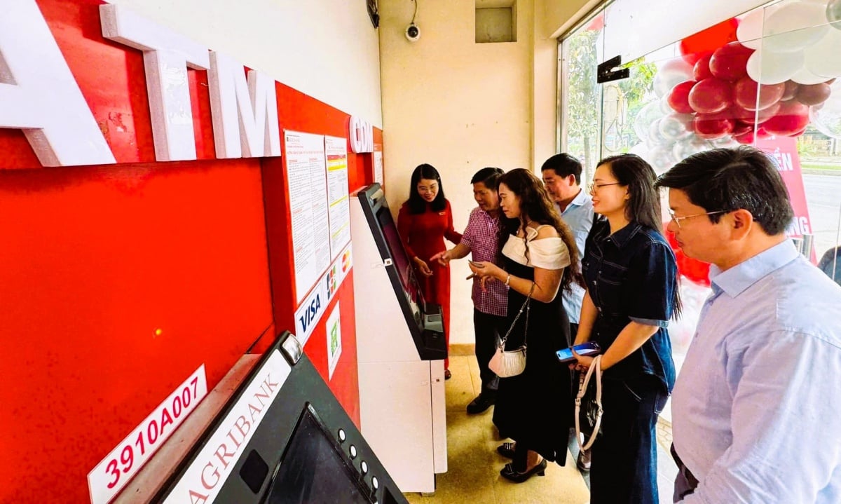 Commerciële banken investeren meer in technische infrastructuur en breiden betalingskanalen uit. Các TCTD tăng cường đầu tư hạ tầng kỹ thuật, mở rộng các kênh thanh toán.