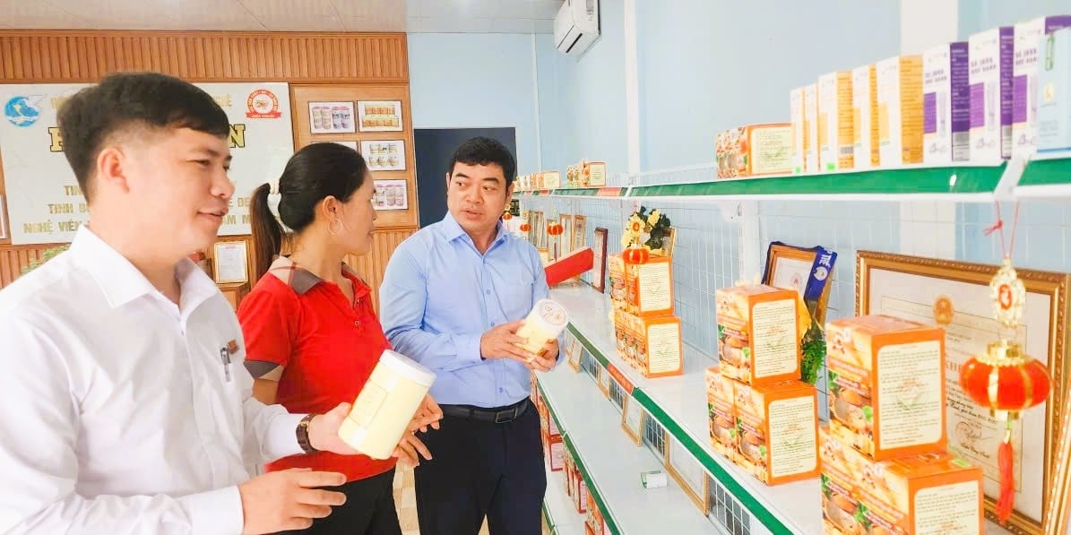 Elektronische betalingen worden veel gebruikt en dragen bij aan de digitale transformatie in Quang Tri. Thanh toán điện tử phủ sóng rộng khắp, lan tỏa tinh thần chuyển đổi số tại Quảng Trị.