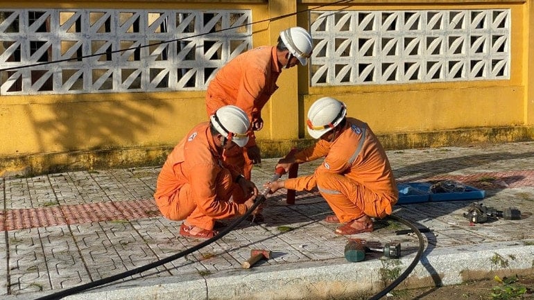 Angajații Companiei de Electricitate din Provincia Dak Lak încearcă să remedieze pana de curent. img-0578-6900.jpg