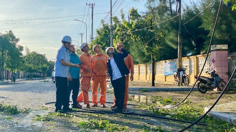 În prezent, Compania Energetică Dak Lak și unitățile din cadrul Corporației Energetice Centrale mobilizează forțele pentru a remedia problema cât mai curând posibil. img-0576-6927.jpg