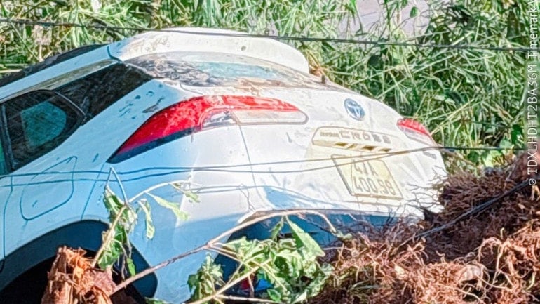 ចំណែករថយន្តត្រូវទឹកជន់លិច។ img-0580-2550.jpg