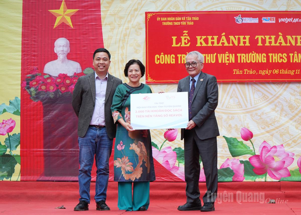 Compania pe acțiuni ITS International IT Solutions a donat Asociației Provinciale pentru Promovarea Educației 2.000 de conturi gratuite pe viață pentru accesarea unei baze de date digitale cu 2.500 de cărți pe platforma digitală națională Reavol, în valoare totală de 500 de milioane de VND.