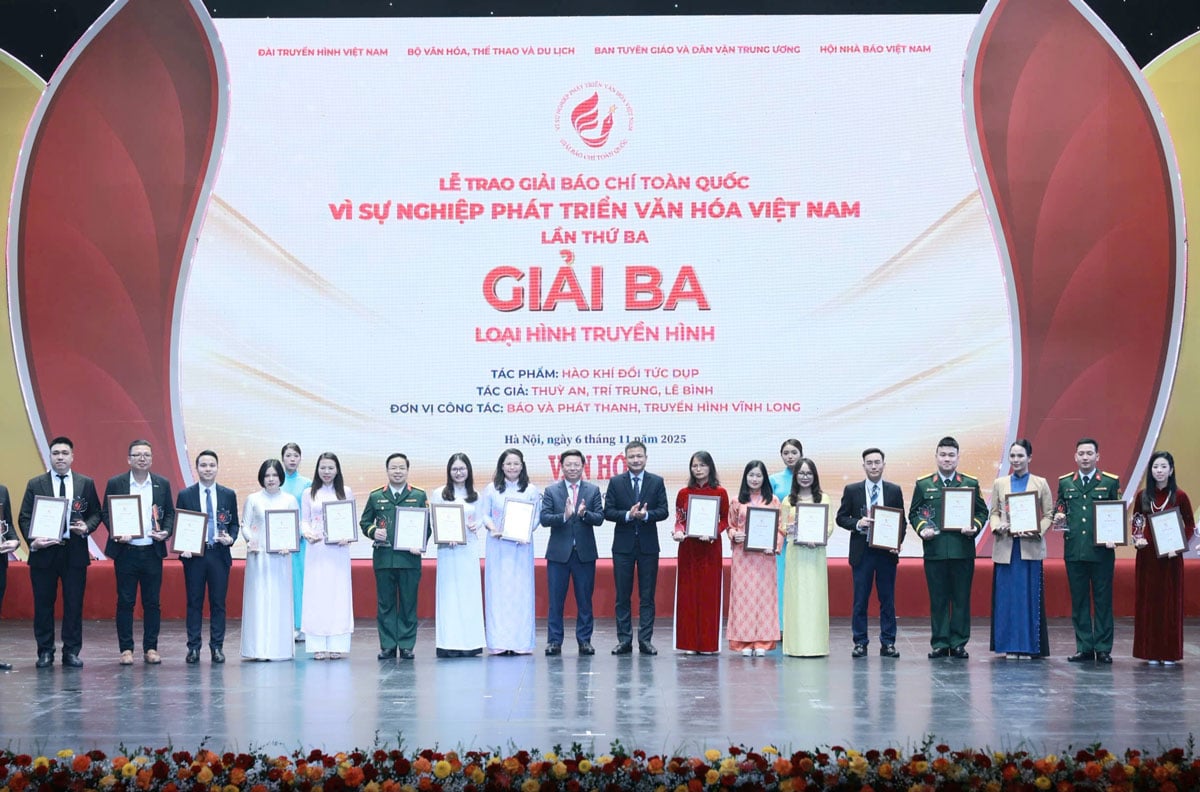 កាសែត វិទ្យុ និងទូរទស្សន៍ Vinh Long ទទួលបានរង្វាន់ទី៣ ជាមួយនឹងស្នាដៃ “វិញ្ញាណក្ខន្ធនៃភ្នំ Tuc Dup” ដោយអ្នកនិពន្ធ Thuy An, Chi Trung និង Le Binh។