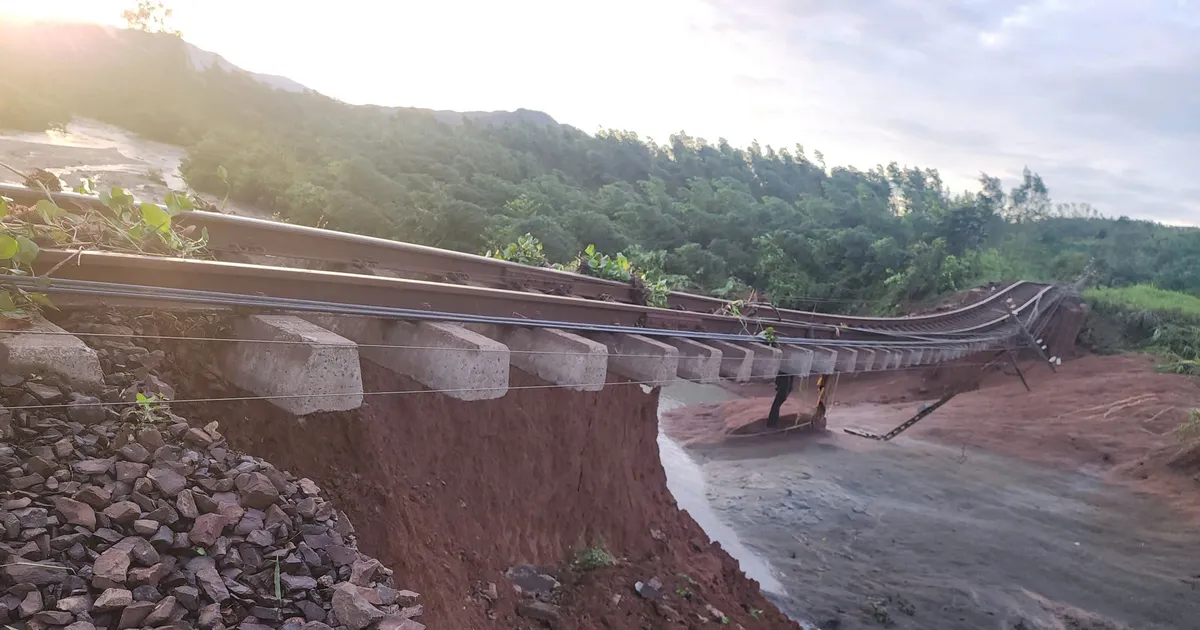 Đường sắt Bắc - Nam gián đoạn chạy tàu do thiệt hại nặng sau cơn bão số 13