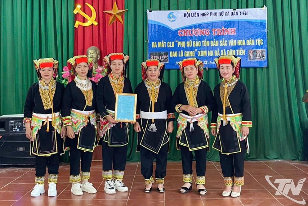 คณะกรรมการในวันเปิดตัวชมรม