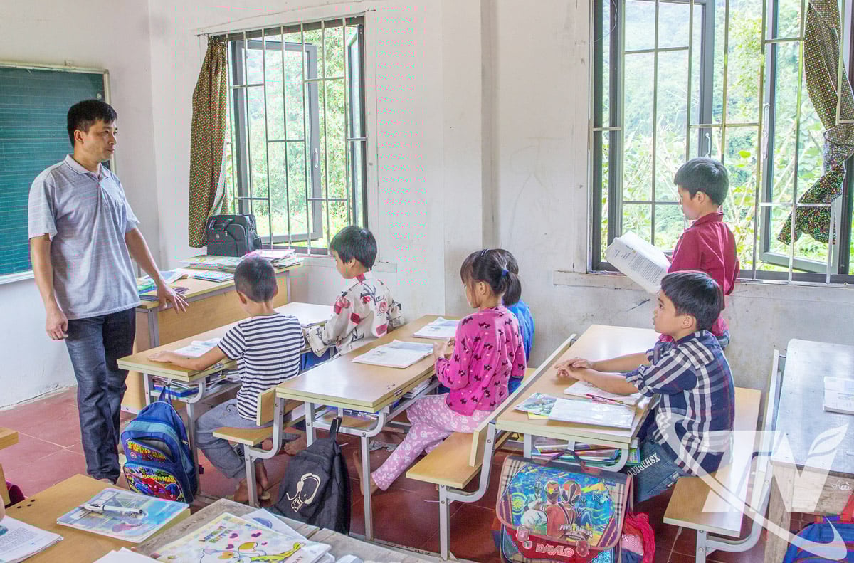 Cao Bien grundskola i Phu Thuong kommun har elever till 100 % Dao-etniska och har alltid fått investeringar i uppmärksamhet från alla nivåer.