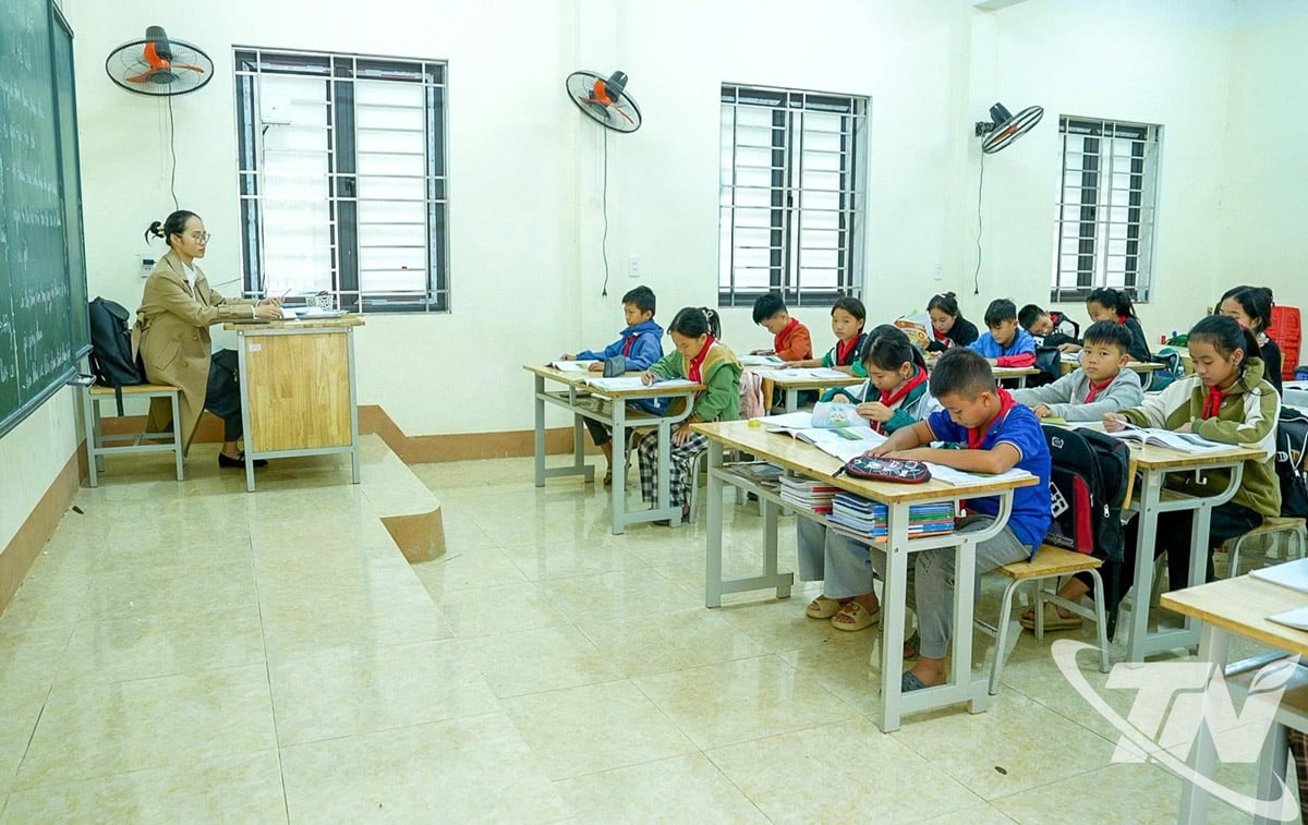 Cuc Duong Secondary School, La Hien kommun, har en elevnärvaro på 100 %.