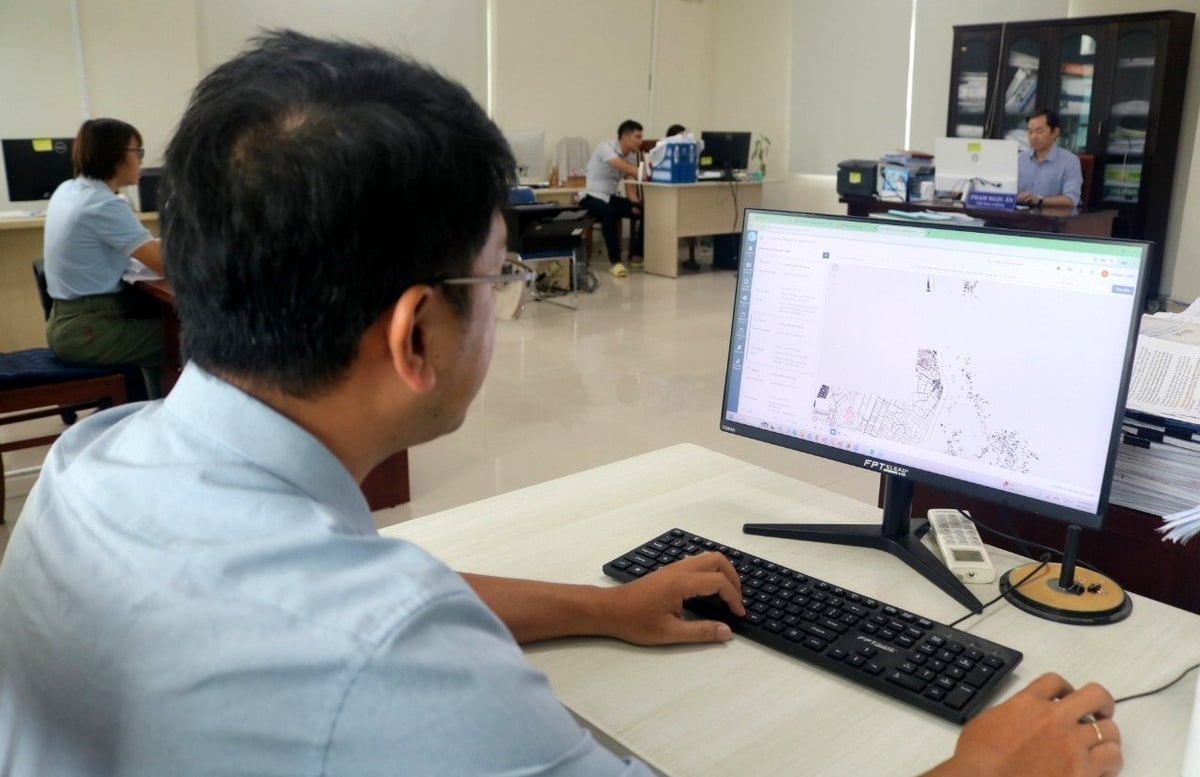 Hükümet, Tarım ve Çevre Bakanlığı'na, 'doğru - yeterli - temiz - yaşanabilir - birleşik - paylaşılan' yaklaşık 50 milyon parsellik arazinin veritabanını oluşturma görevini verdi. Fotoğraf: Kim So. Chính phủ giao Bộ Nông nghiệp và Môi trường được giao hoàn thành cơ sở dữ liệu của khoảng 50 triệu thửa đất 'đúng - đủ - sạch - sống - thống nhất - dùng chung'. Ảnh: Kim Sơ.