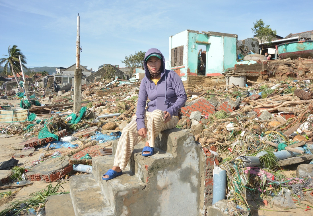 칼매기 폭풍에서 돌아오던 어촌 주민들은 집이 어디에도 없어진 것을 보고 큰 충격을 받았습니다. - 사진 1.