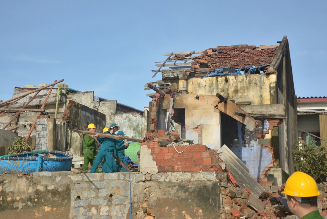 칼매기 폭풍에서 돌아오던 어촌 주민들은 집이 어디에도 없어진 것을 보고 큰 충격을 받았습니다. - 사진 3.