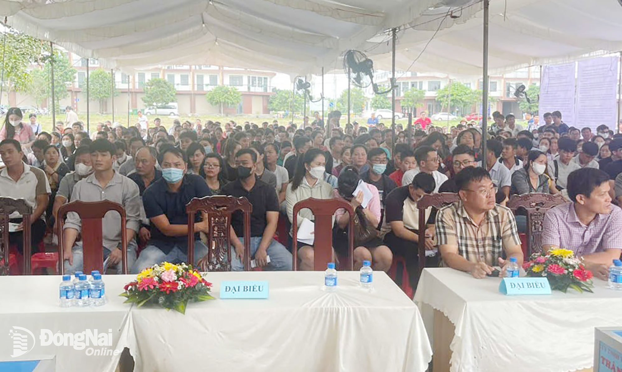 Clientes ouvem o anúncio das regras do sorteio de moradias sociais. Foto: Colaborador
