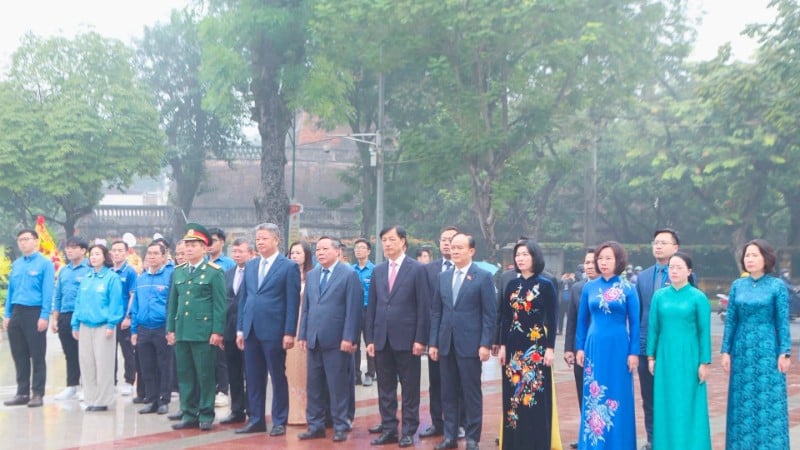 Een delegatie van de stad Hanoi overhandigde bloemen bij het V.I.Lenin-monument in de wijk Ba Dinh in Hanoi.
