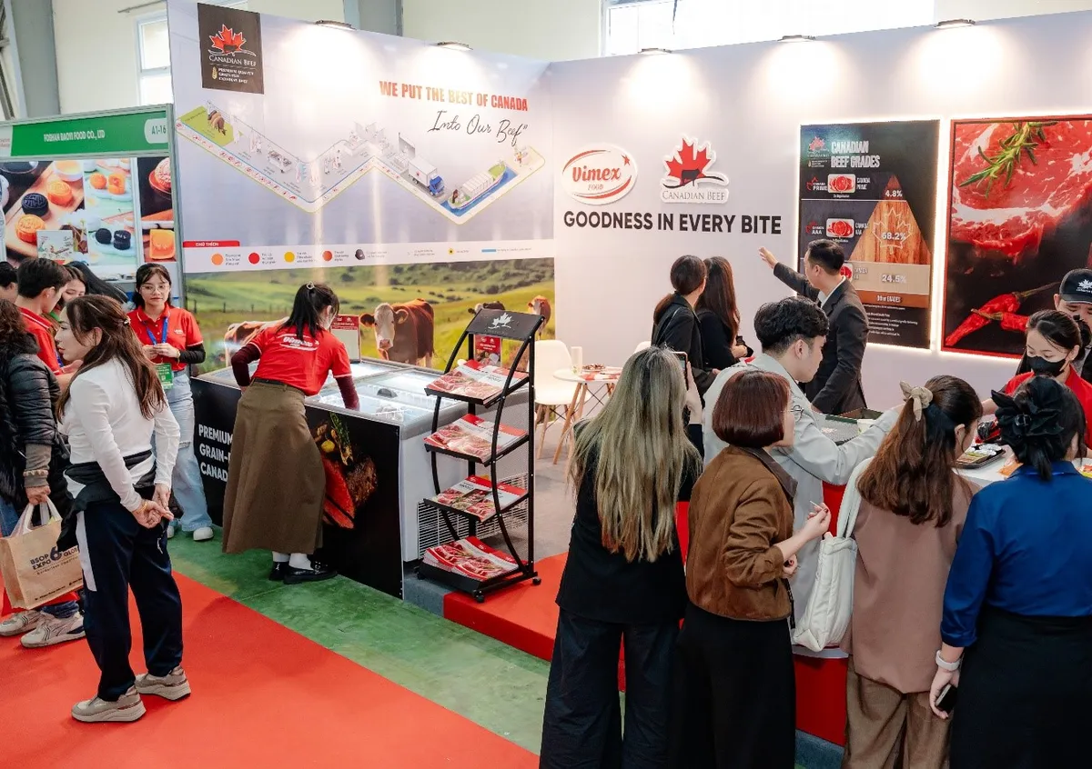 Vimex Food សហការជាមួយសមាគមសាច់គោកាណាដា ចូលរួមក្នុងពិព័រណ៍ Vietfood & Beverage Hanoi 2025 - រូបថត ១. Vimex Food phối hợp Hiệp hội Thịt bò Canada tham gia triển lãm Vietfood & Beverage Hanoi 2025- Ảnh 1.