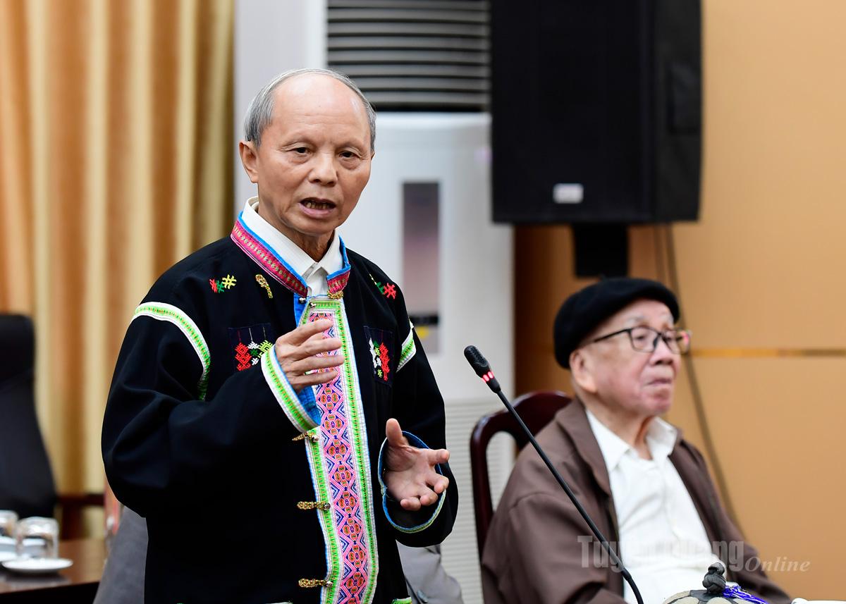 Um delegado do antigo líder do Comitê da Frente da Pátria do Vietnã, da província de Tuyen Quang, discursou na reunião.