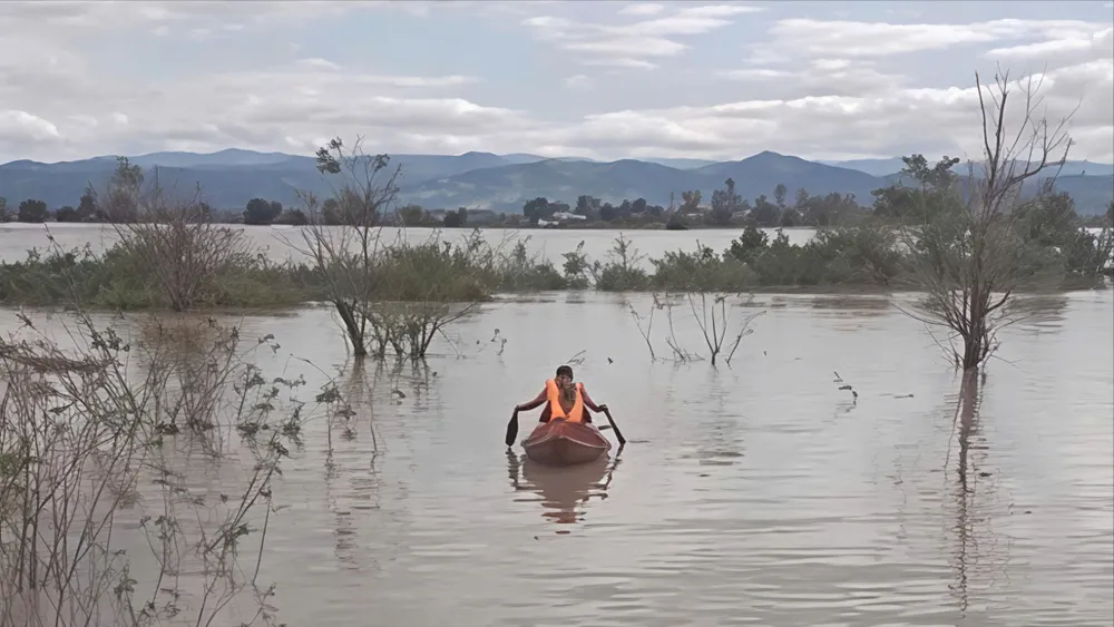 Gia Lai: Salvarea a 3 persoane izolate în apele inundațiilor