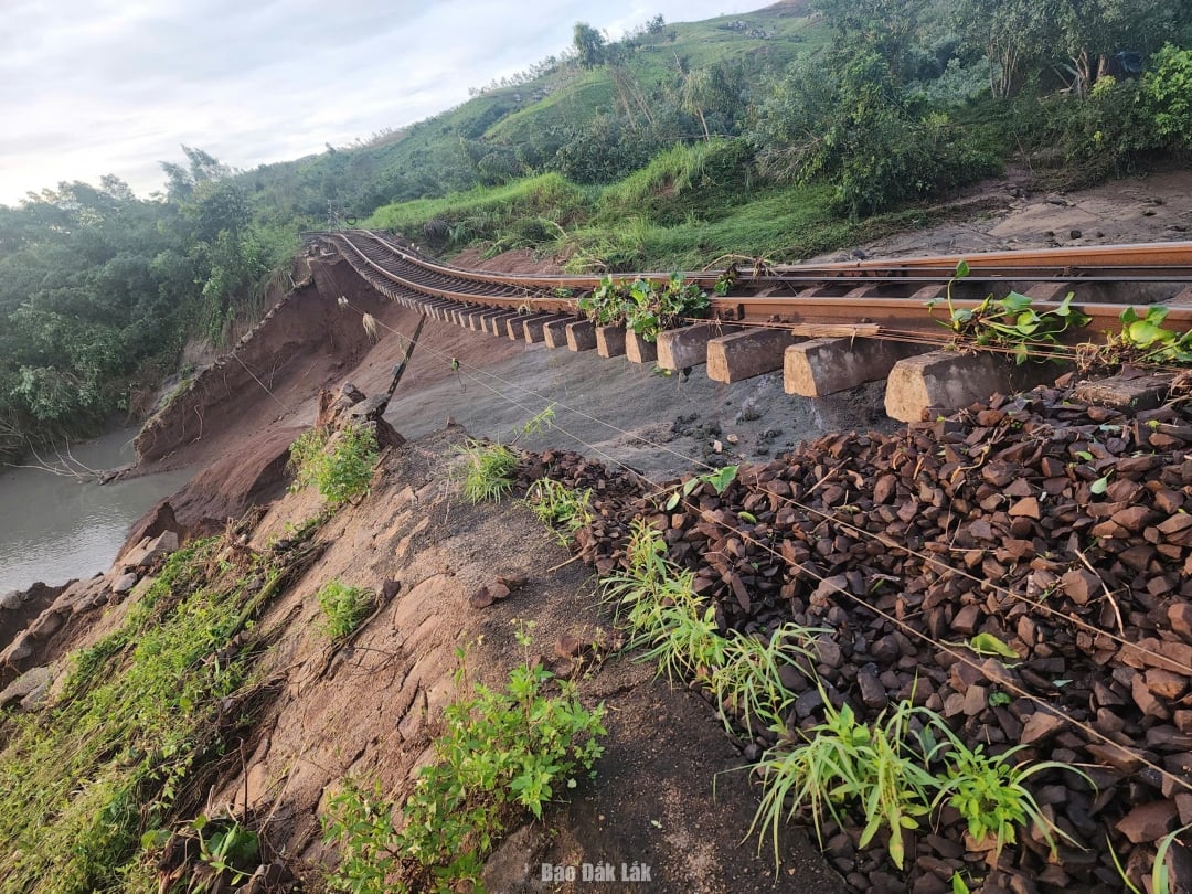 Secțiunea de cale ferată prin comuna Xuan Lanh este avariată.