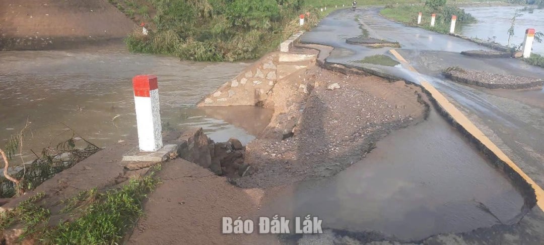 Autostrada Națională 19C a fost erodată și avariată.