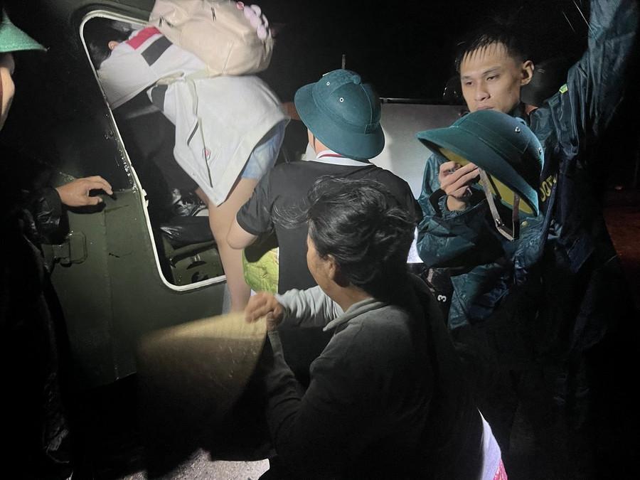 Militære styrker brakte folk i sikkerhet kvelden 7. november. Foto: H.P. z7197687073122-fc0c761e04e5a0397a401ee5f19815fb.jpg