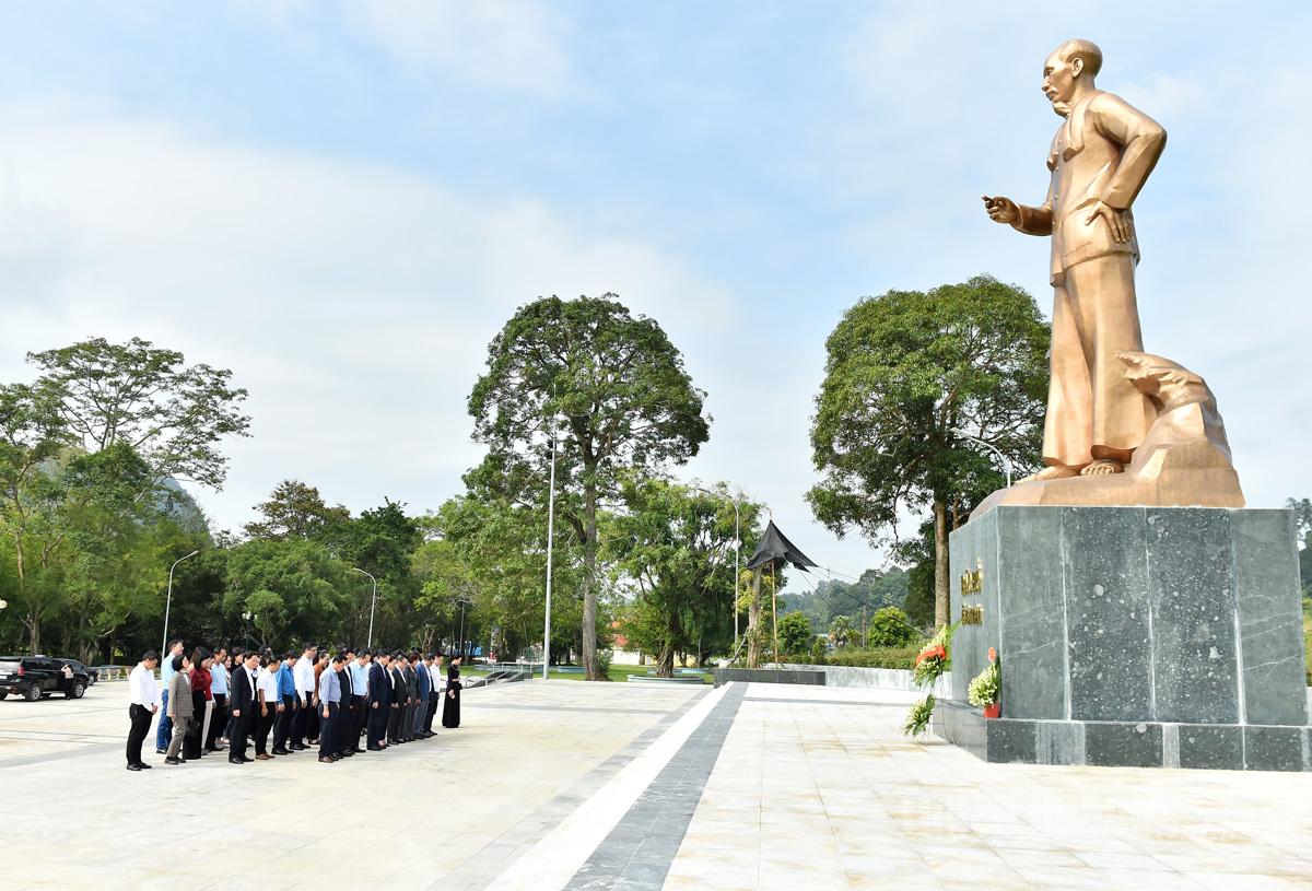 Delegaterna offrade rökelse vid farbror Hos staty i Tan Trao.
