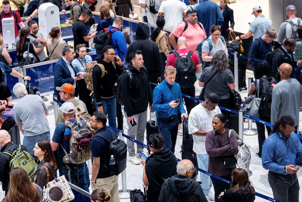 Turister i panik efter att hundratals flyg ställts in i USA från och med den 7 november - foto 1
