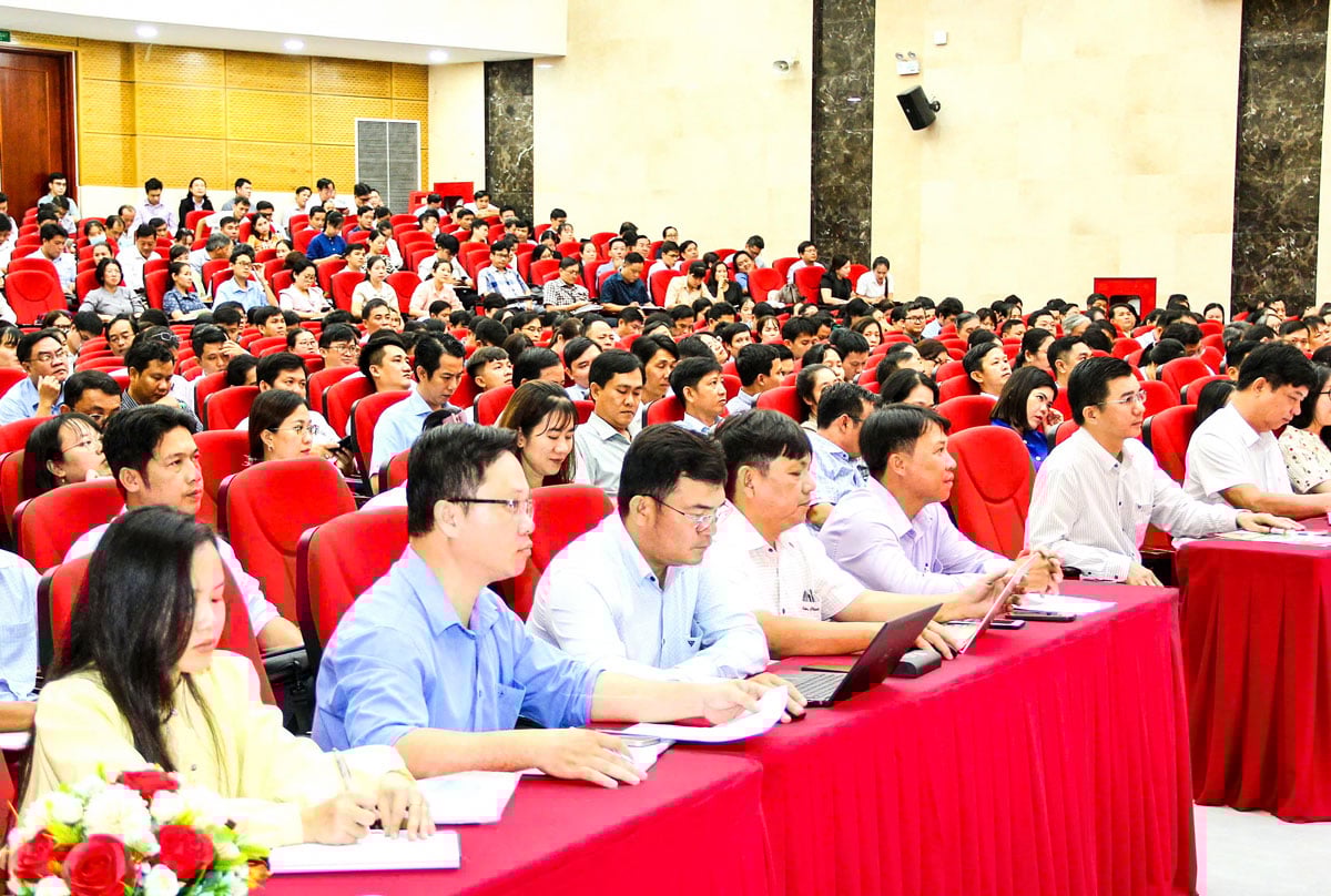 ບັນດາຜູ້ແທນເຂົ້າຮ່ວມກອງປະຊຸມ.