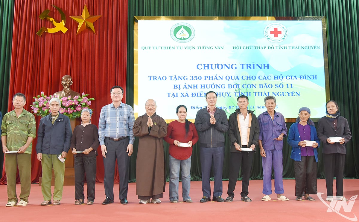 The delegation presented aid to disaster victims in Diem Thuy commune.