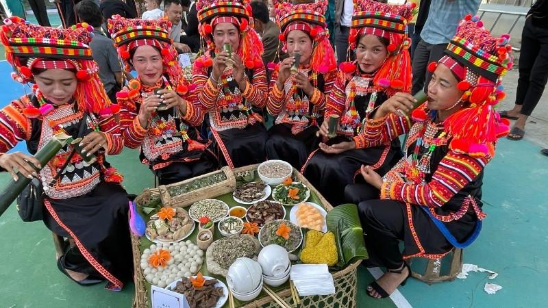 เทศกาลปีใหม่แบบดั้งเดิมของกลุ่มชาติพันธุ์ฮานีในตำบลทูลุมมีเอกลักษณ์ทางวัฒนธรรมที่เป็นเอกลักษณ์