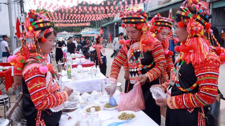 ประชาชนเตรียมอาหารสำหรับรับประทานอาหารร่วมกันที่ศูนย์กลางชุมชน 5g1a8469-a-5628.jpg