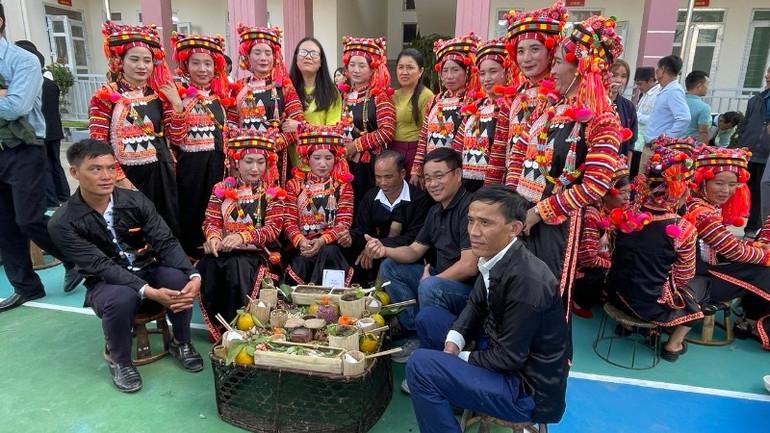 นักท่องเที่ยวถ่ายรูปร่วมกับคนท้องถิ่นอย่างตื่นเต้น z7196889238193-4f33da65956a9e3a320a4c8273242be7-9772.jpg