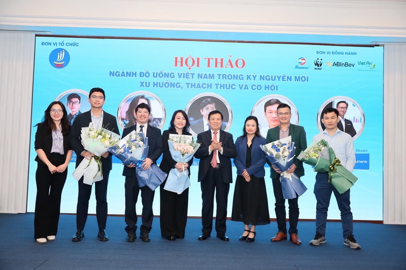 Delegeler konferansta hatıra fotoğrafı çektirdi