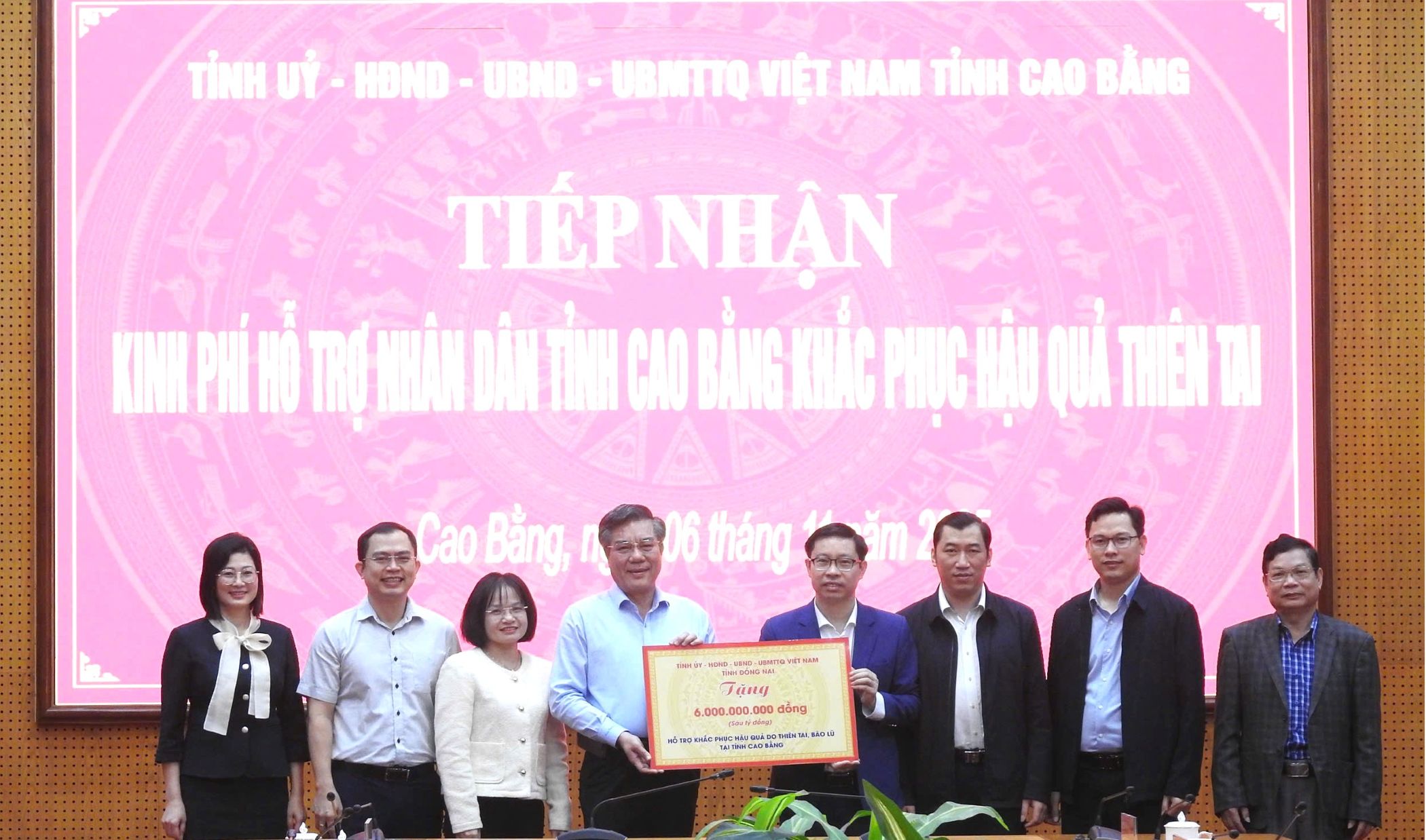 Товарищ Зыонг Минь Зунг вручил символическую табличку с денежным пожертвованием провинции в поддержку Каобанга в преодолении последствий стихийных бедствий. Фото: DPCC