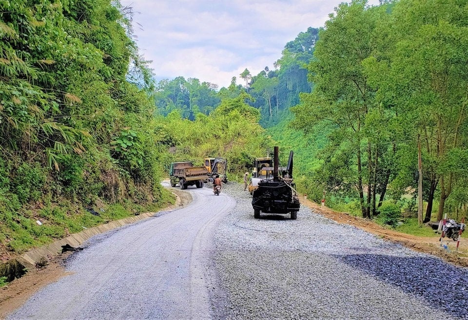 ស្ថានភាពបច្ចុប្បន្ននៃផ្នែកមួយនៅលើផ្លូវជាតិលេខ 14D ដែលមានផ្ទៃផ្លូវតូចចង្អៀត និងទេសភាពភ្នំ។