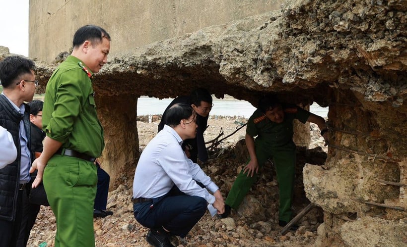 Die Ermittlungsbehörde der Provinzpolizei Phu Tho inspizierte die Pfeiler der Song-Lo-Brücke.