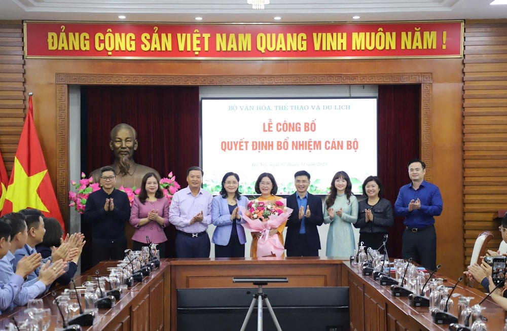 Kementerian Kebudayaan, Olahraga, dan Pariwisata mengumumkan dan memberikan keputusan tentang pekerjaan personel - foto 2