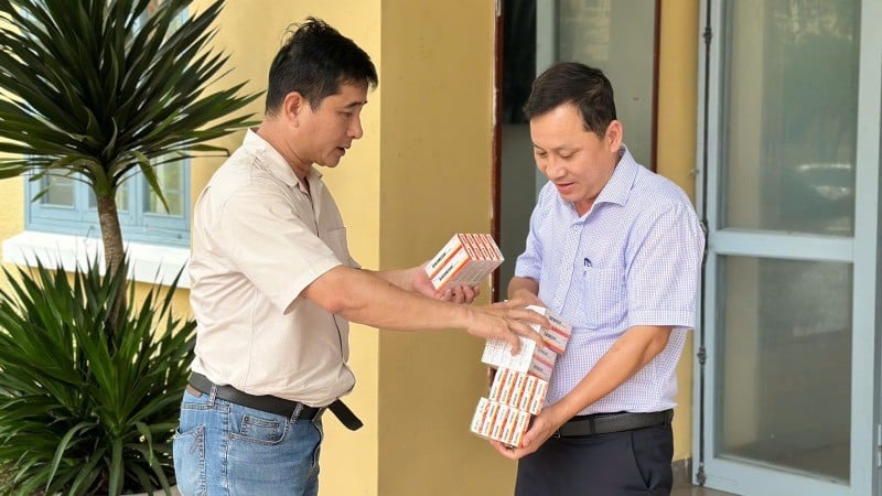 Lokala ledare tog emot dem och överförde dem omedelbart till milisenheter och kommun-/distriktspolis.